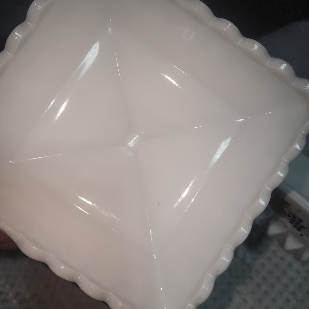VINTAGE WESTMORELAND MILK GLASS LIDDED WEDDING BOX CANDY PEDESTAL DISH 1950 - Picture 5 of 10